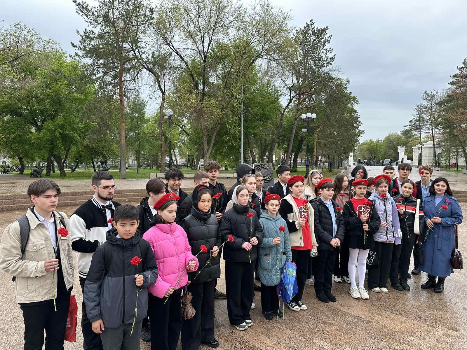Церемония возложения цветов к Вечному Огню  в парке «Салют, Победа».